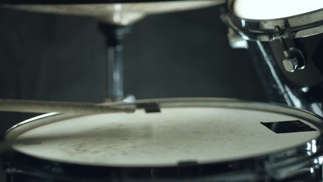 people plays practice loops on a snare drum, home lesson training