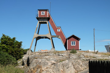ungewöhnliches Haus mit langer Treppe