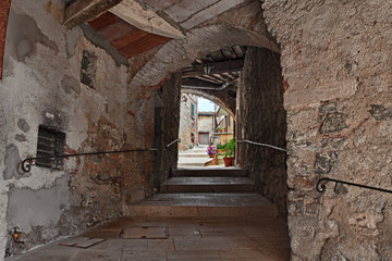 Campiglia d'Orcia, Siena, Tuscany, Italy: alley with underpass in the old town