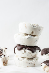 Vanilla ice creams with chocolate cookie dough