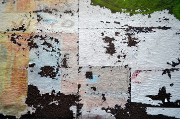 Klebereste auf alter Mauer