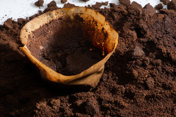 gebrauchter Papierfilter in der Kaffeezubereitung liegt auf Kaffeesatz