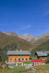 Fototapeta na wymiar Schweinfurter Hütte in den Stubaier Alpen