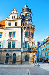 Obraz premium One parked bicycle on an empty picturesque street in Dresden