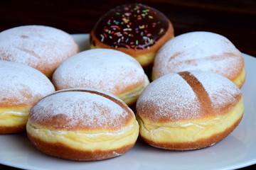 Berliner - Krapfen mit Marmelade, Vanille und Schokolade