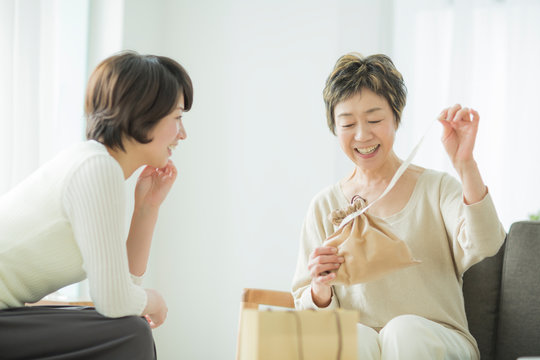 娘から貰ったプレゼントを開ける母親