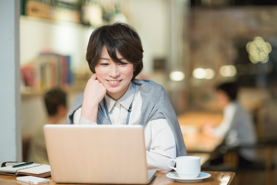 カフェで仕事をするビジネスウーマン