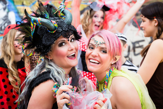 Junge Frauen in Kostümen an Weiberfastnacht im Karneval