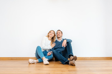 Frau und Mann träumen von der Zukunft im gemeinsamen Heim 