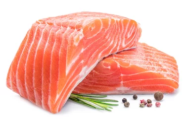 Photo sur Plexiglas Poisson Filets de saumon cru frais sur fond blanc.
