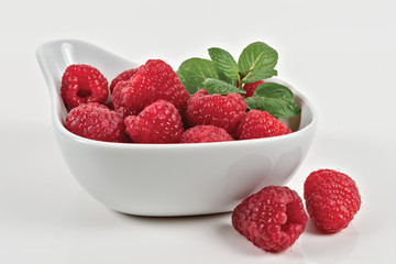 lamponi in ciotola bianca spigoli tondi