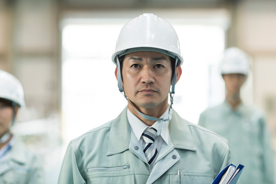 作業服を着た男性
