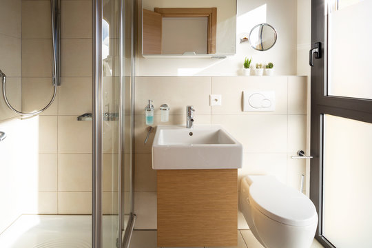 Modern bathroom with elegant finishes