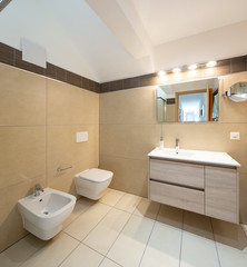 Modern bathroom with elegant finishes