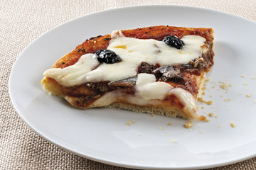  fetta di pizza pomodoro olive nere acciughe formaggio dall'alto