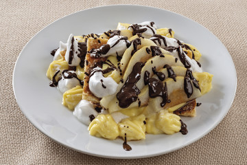 pizza dessert con pera crema pasticcera crema meringa cioccolato fuso da sopra