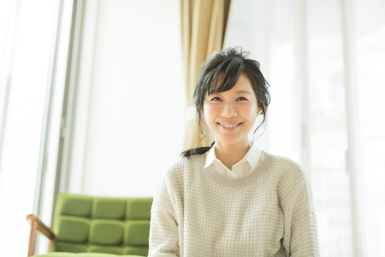 笑顔の若い女性