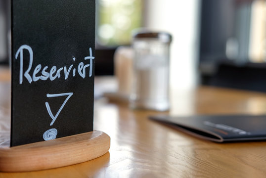 Reservierung Schild in einem Bistro - selektiver Fokus