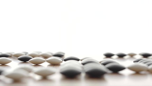囲碁　白石を打つ