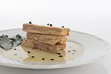 tonno conservato in olio nel piatto fondo bianco fronte