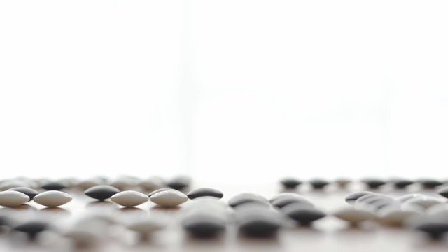 囲碁　黒石を打つ
