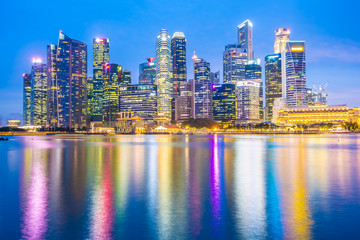 Fototapeta na wymiar Singapore - 18 Jan 2019 : Beautiful architecture building landmark exterior in the city skyline at twilight and night time