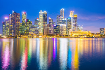 Fototapeta na wymiar Singapore - 18 Jan 2019 : Beautiful architecture building landmark exterior in the city skyline at twilight and night time