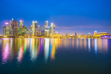 Naklejka premium Singapore - 18 Jan 2019 : Beautiful architecture building landmark exterior in the city skyline at twilight and night time