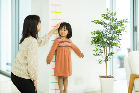 身長を測る女の子