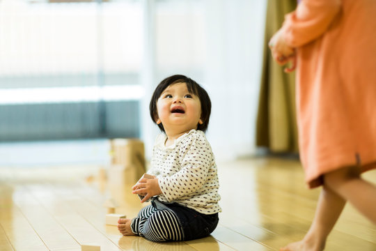 床に座る赤ちゃん