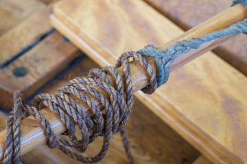 Detail einer historischen Harpune in einem Boot liegend