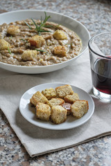 crema di lenticchie con bicchiere di vino rosso