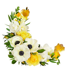 Naklejki  Białe zawilce, żółte róże, liście eukaliptusa i kwiaty frezji w układzie narożnym