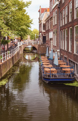 Obraz premium Floating terrace in the canal at the Wijnhaven in Delft.