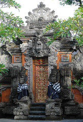 Antiker Tempel Eingang mit Statuen und B&auml;umen auf Bali, Indonesien