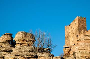 Castillo de la Zofra ubicado en Campillo de Dueñas Guadaljara, en la cordillera de Cadederos, cerca del área de Molina de Aragón llamada Siberia de Esañola. En este castillo, el rockero recibió un dis