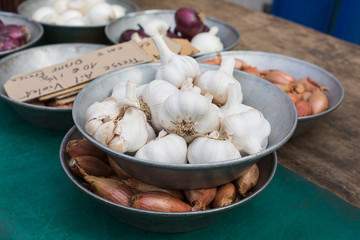 Auf einem französischen Markt in der Provence, Frankreich: Frischer Knoblauch und Frühlingszwiebeln