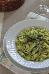 piatto pasta corta con crema di asparagi e asparagi