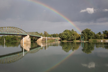 Brücke (Erbauer Gustave Eiffel) über den Fluss Saône (Saone) bei Fleurville im Scheinwerfer...