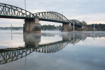 Fototapeta na wymiar Brücke (Erbauer Gustave Eiffel) über die Saône (Saone) bei Fleurville im Morgennebel