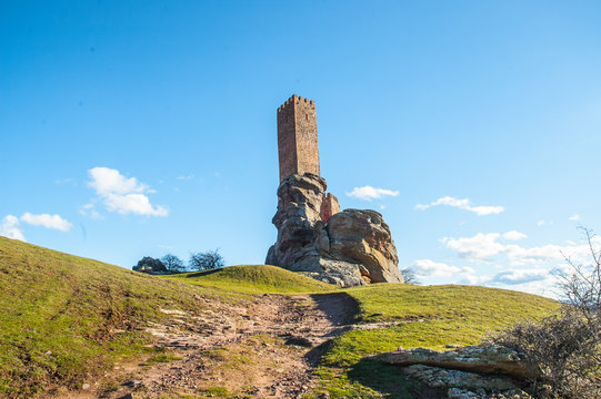 Castillo de la Zofra ubicado en Campillo de Due&ntilde;as Guadaljara, en la cordillera de Cadederos, cerca del &aacute;rea de Molina de Arag&oacute;n llamada Siberia de Esa&ntilde;ola. En este castillo, el rockero recibi&oacute; un dis
