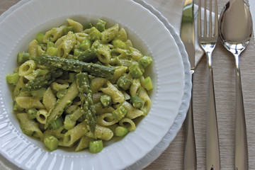 piatto pasta corta con crema di asparagi e asparagi