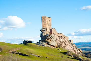 Castillo de la Zofra ubicado en Campillo de Dueñas Guadaljara, en la cordillera de Cadederos, cerca del área de Molina de Aragón llamada Siberia de Esañola. En este castillo, el rockero recibió un dis