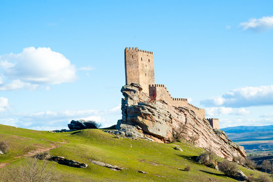 Castillo de la Zofra ubicado en Campillo de Due&ntilde;as Guadaljara, en la cordillera de Cadederos, cerca del &aacute;rea de Molina de Arag&oacute;n llamada Siberia de Esa&ntilde;ola. En este castillo, el rockero recibi&oacute; un dis