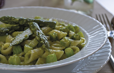 piatto pasta corta con crema di asparagi e asparagi