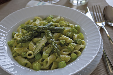 piatto pasta corta con crema di asparagi e asparagi