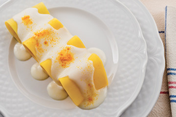 Fototapeta premium pasta paccheri besciamella e curcuma