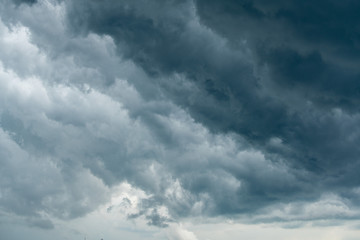 Obraz premium storm cloud background during raining. Dark Clouds. Huge black clouds on dark sky before a thunder-storm.