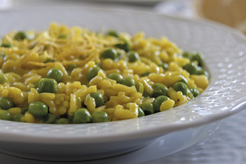 risotto allo zafferano con piselli