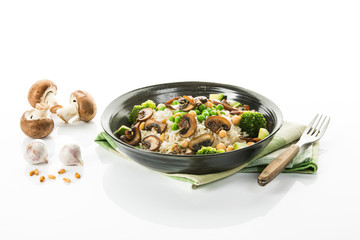 Veganes Gericht: Naturreis mit Pilzen, Erbsen, Brokkoli, Freisteller